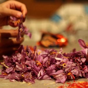 طریقه خشک کردن زعفران به صورت سنتی در خانه